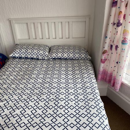 Barbie House ,Opposite The Beach & Paignton Pier , 2 Bedroom Apartment With Private Car Space & Garden , Free Access Next Door To The Stunning Ballet & Make Up School & A Beautiful Ladys Beauty Salon (Adults Only) Bagian luar foto
