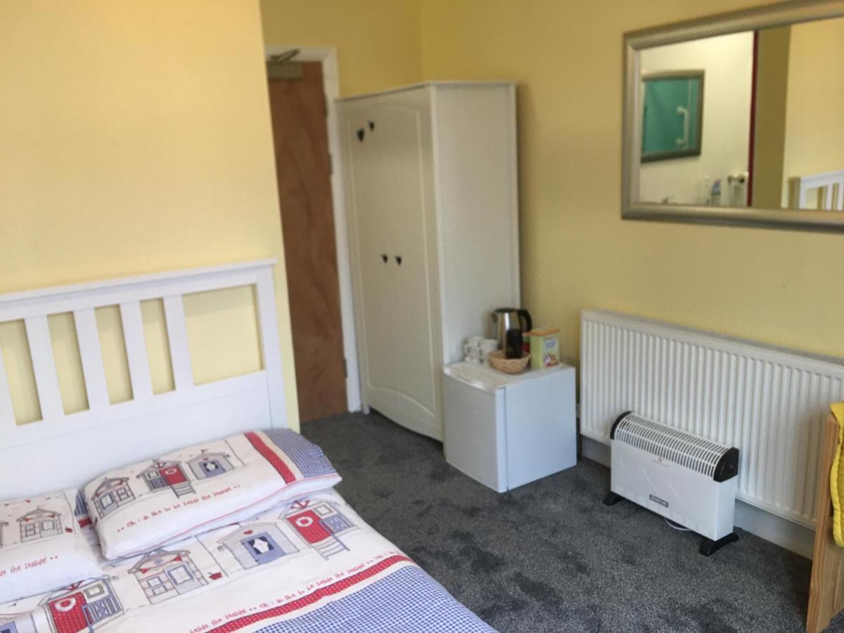 Barbie House ,Opposite The Beach & Paignton Pier , 2 Bedroom Apartment With Private Car Space & Garden , Free Access Next Door To The Stunning Ballet & Make Up School & A Beautiful Ladys Beauty Salon (Adults Only) Bagian luar foto