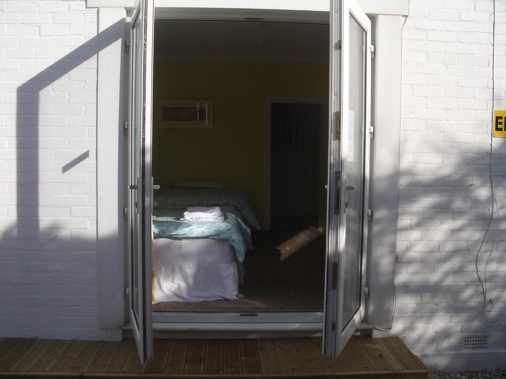 Barbie House ,Opposite The Beach & Paignton Pier , 2 Bedroom Apartment With Private Car Space & Garden , Free Access Next Door To The Stunning Ballet & Make Up School & A Beautiful Ladys Beauty Salon (Adults Only) Ruang foto