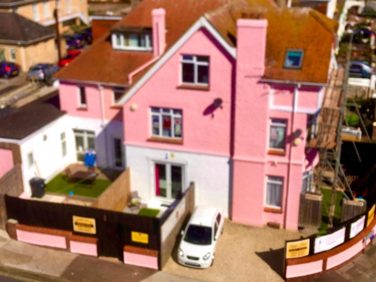 Barbie House ,Opposite The Beach & Paignton Pier , 2 Bedroom Apartment With Private Car Space & Garden , Free Access Next Door To The Stunning Ballet & Make Up School & A Beautiful Ladys Beauty Salon (Adults Only) Bagian luar foto