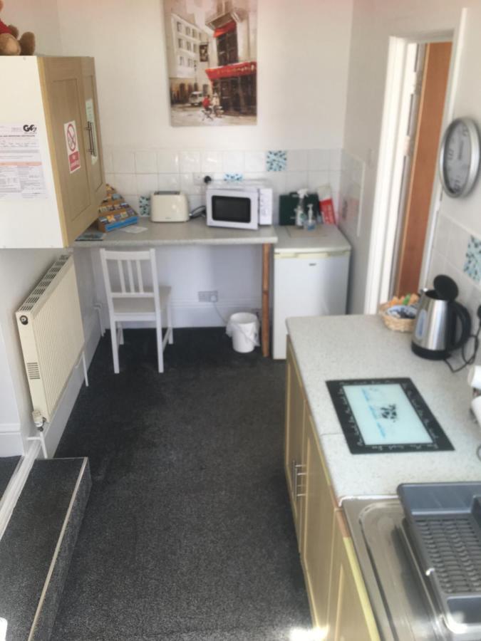 Barbie House ,Opposite The Beach & Paignton Pier , 2 Bedroom Apartment With Private Car Space & Garden , Free Access Next Door To The Stunning Ballet & Make Up School & A Beautiful Ladys Beauty Salon (Adults Only) Bagian luar foto