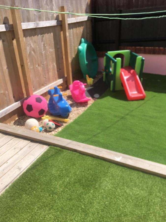 Barbie House ,Opposite The Beach & Paignton Pier , 2 Bedroom Apartment With Private Car Space & Garden , Free Access Next Door To The Stunning Ballet & Make Up School & A Beautiful Ladys Beauty Salon (Adults Only) Bagian luar foto