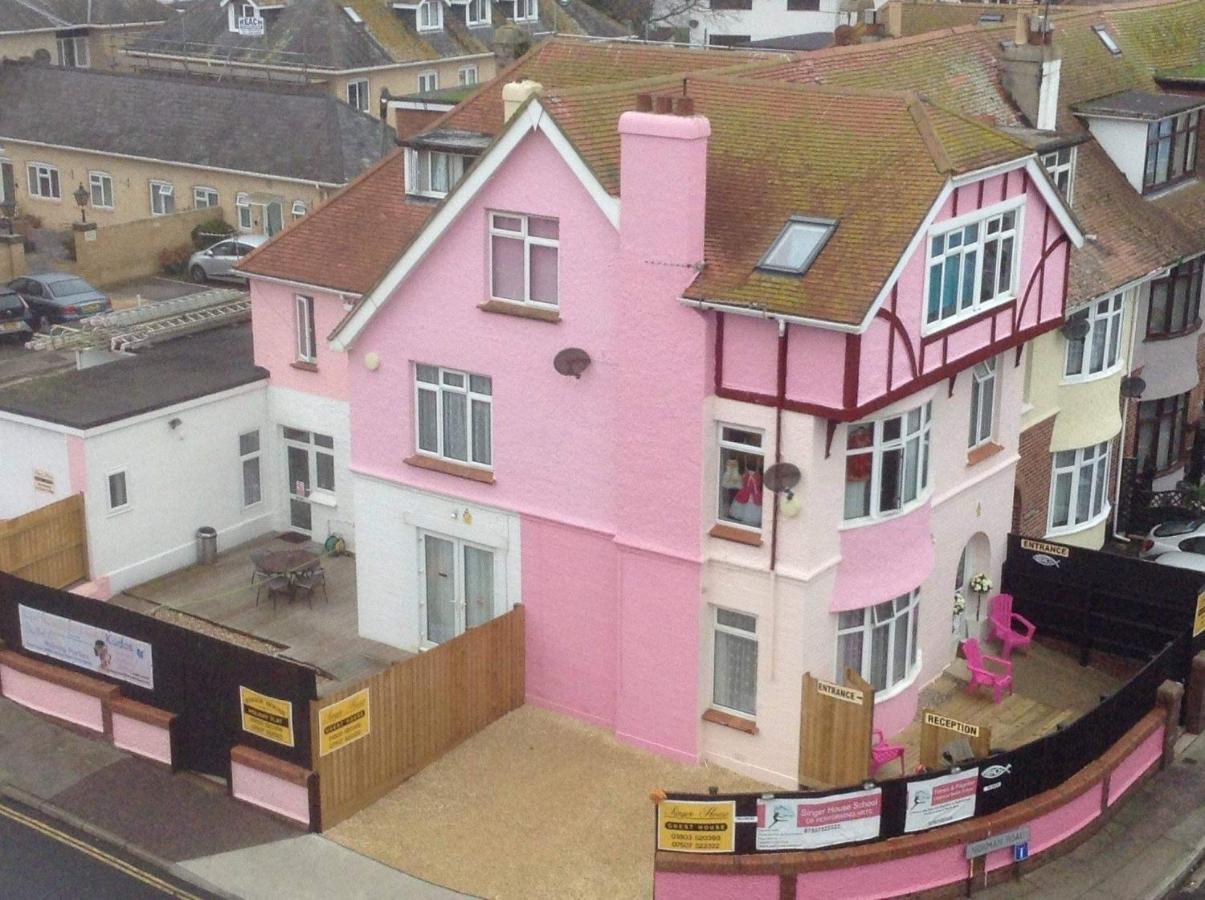 Barbie House ,Opposite The Beach & Paignton Pier , 2 Bedroom Apartment With Private Car Space & Garden , Free Access Next Door To The Stunning Ballet & Make Up School & A Beautiful Ladys Beauty Salon (Adults Only) Bagian luar foto