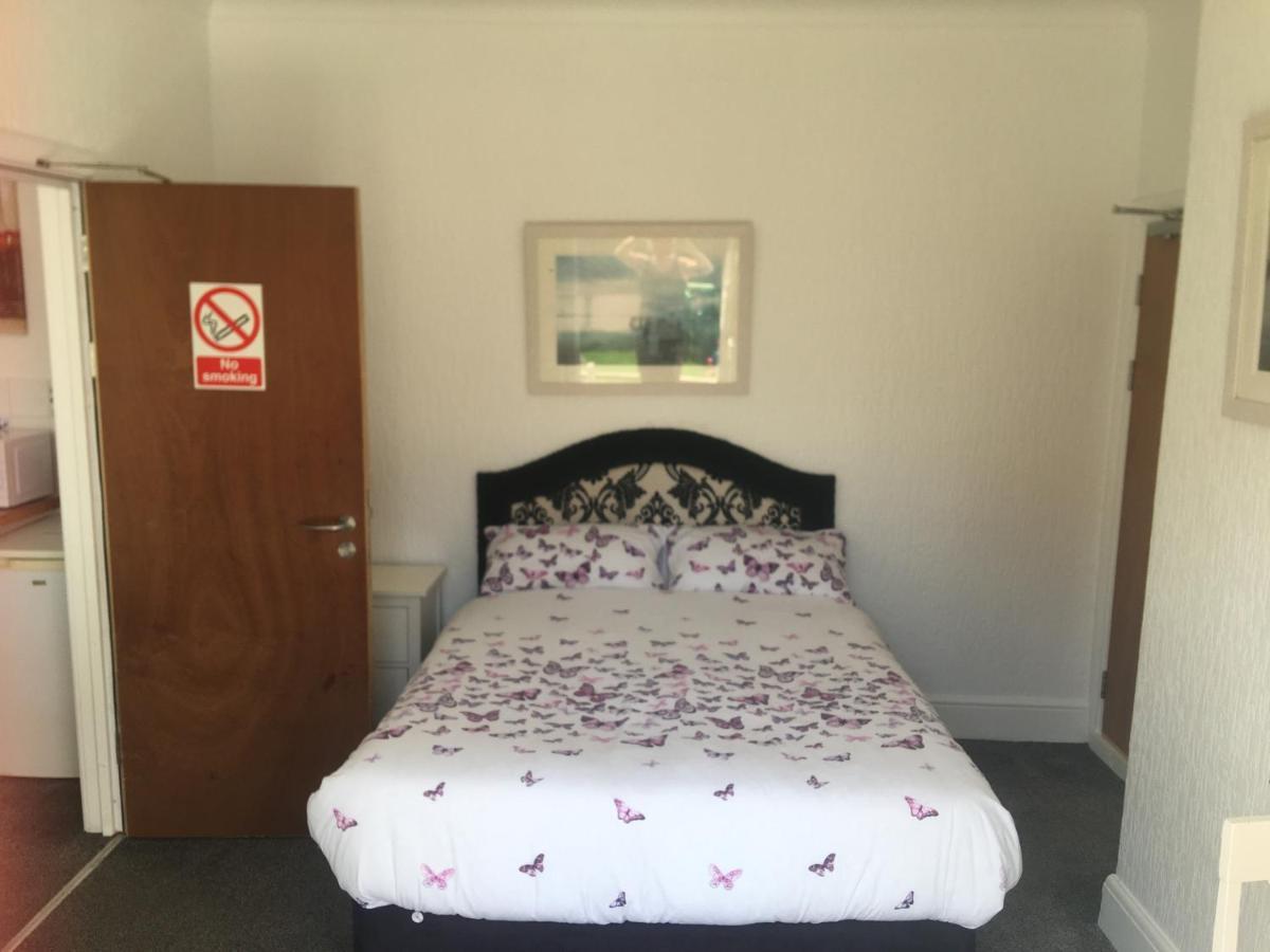 Barbie House ,Opposite The Beach & Paignton Pier , 2 Bedroom Apartment With Private Car Space & Garden , Free Access Next Door To The Stunning Ballet & Make Up School & A Beautiful Ladys Beauty Salon (Adults Only) Bagian luar foto