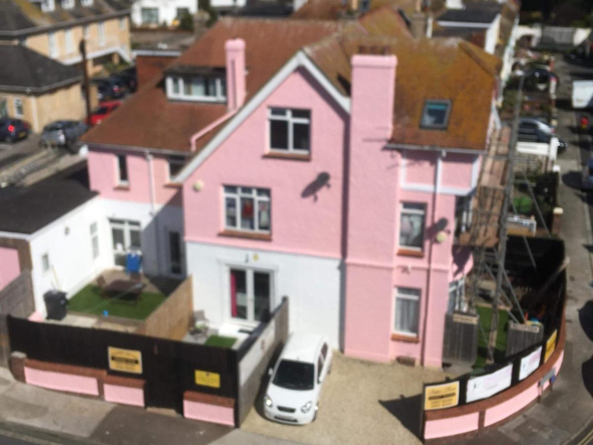 Barbie House ,Opposite The Beach & Paignton Pier , 2 Bedroom Apartment With Private Car Space & Garden , Free Access Next Door To The Stunning Ballet & Make Up School & A Beautiful Ladys Beauty Salon (Adults Only) Bagian luar foto