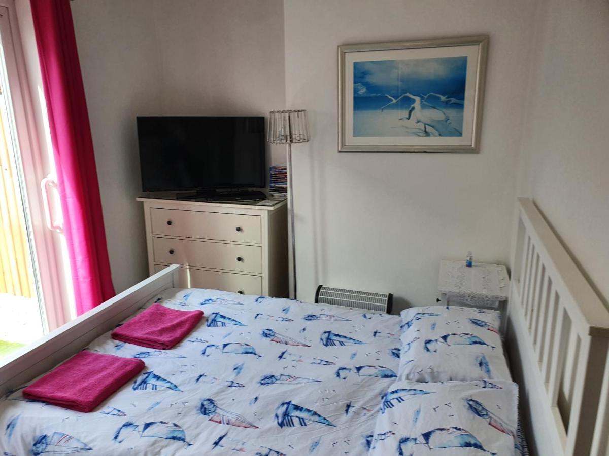 Barbie House ,Opposite The Beach & Paignton Pier , 2 Bedroom Apartment With Private Car Space & Garden , Free Access Next Door To The Stunning Ballet & Make Up School & A Beautiful Ladys Beauty Salon (Adults Only) Bagian luar foto