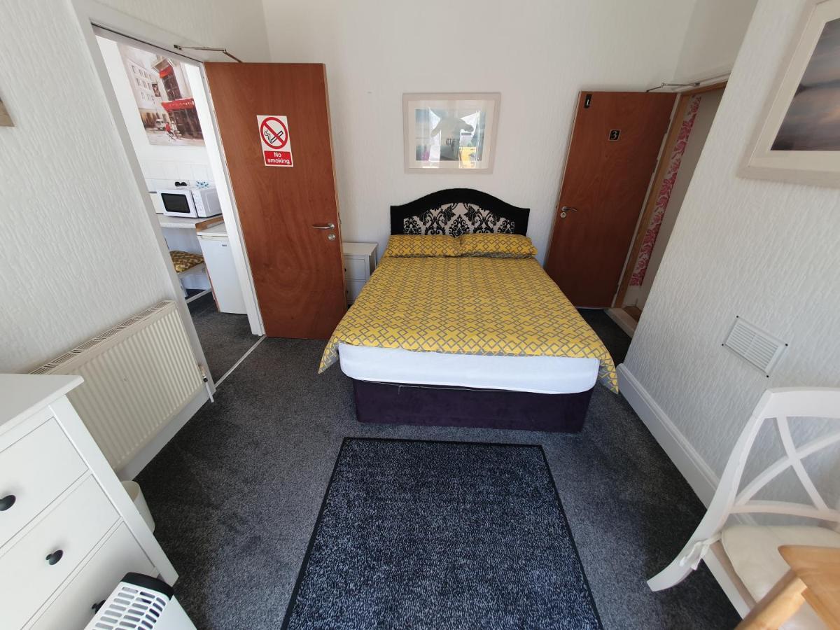 Barbie House ,Opposite The Beach & Paignton Pier , 2 Bedroom Apartment With Private Car Space & Garden , Free Access Next Door To The Stunning Ballet & Make Up School & A Beautiful Ladys Beauty Salon (Adults Only) Bagian luar foto