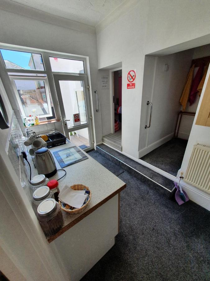 Barbie House ,Opposite The Beach & Paignton Pier , 2 Bedroom Apartment With Private Car Space & Garden , Free Access Next Door To The Stunning Ballet & Make Up School & A Beautiful Ladys Beauty Salon (Adults Only) Bagian luar foto