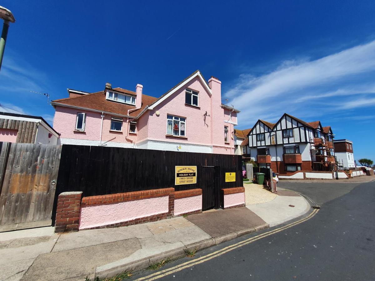 Barbie House ,Opposite The Beach & Paignton Pier , 2 Bedroom Apartment With Private Car Space & Garden , Free Access Next Door To The Stunning Ballet & Make Up School & A Beautiful Ladys Beauty Salon (Adults Only) Bagian luar foto