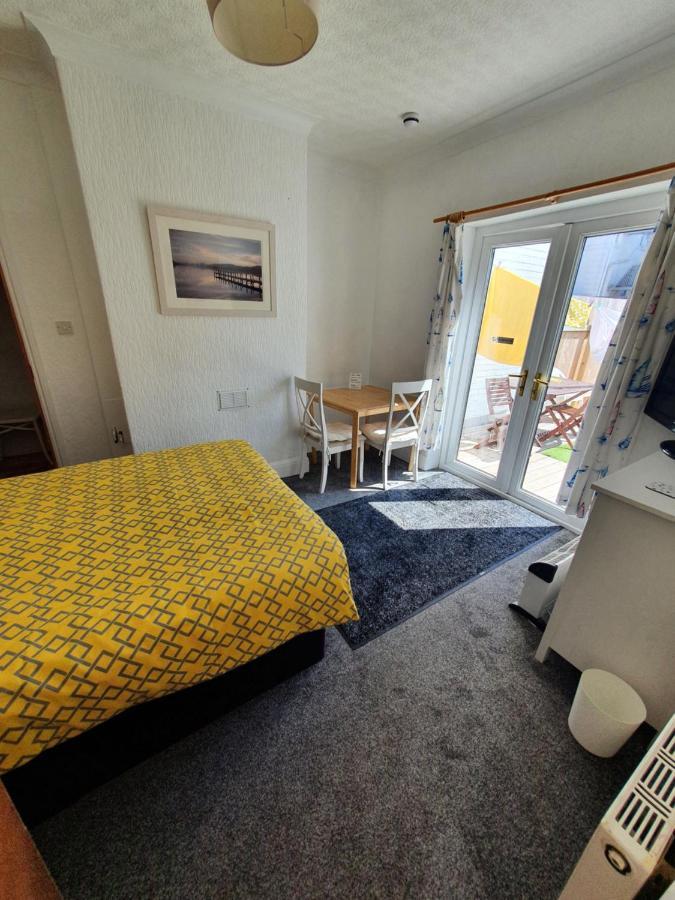 Barbie House ,Opposite The Beach & Paignton Pier , 2 Bedroom Apartment With Private Car Space & Garden , Free Access Next Door To The Stunning Ballet & Make Up School & A Beautiful Ladys Beauty Salon (Adults Only) Bagian luar foto