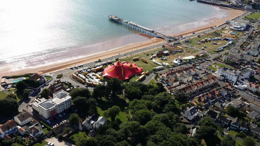 Barbie House ,Opposite The Beach & Paignton Pier , 2 Bedroom Apartment With Private Car Space & Garden , Free Access Next Door To The Stunning Ballet & Make Up School & A Beautiful Ladys Beauty Salon (Adults Only) Ruang foto